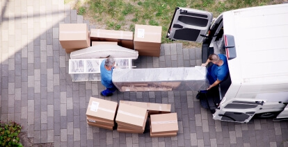 Chargement du camion de déménagement
